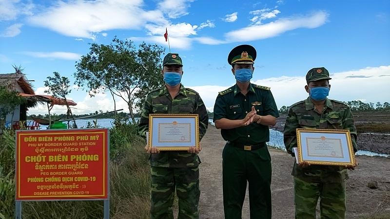 Trao thưởng tại các chốt biên cương cho cán bộ, chiến sĩ phòng chống dịch