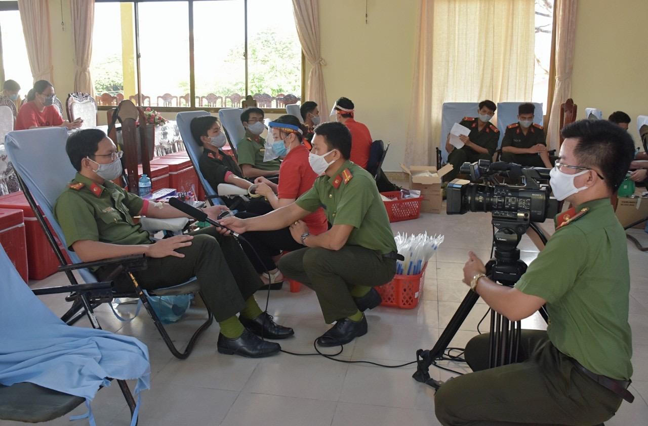 Người chiến sĩ cầm bút "Vững chí, bền gan, tay nghề hoàn hảo/Tâm sáng, vững bền để bài viết thăng hoa”