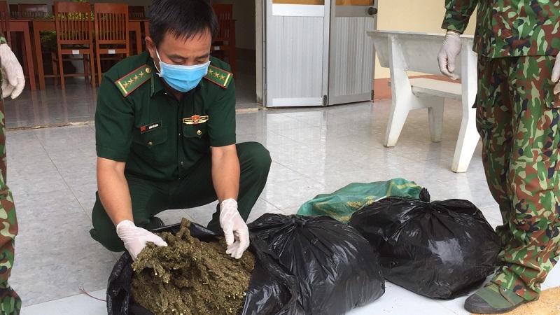 Chốt quản lý, bảo vệ biên giới và phòng chống dịch bắt giữ 13 kg nghi là cần sa