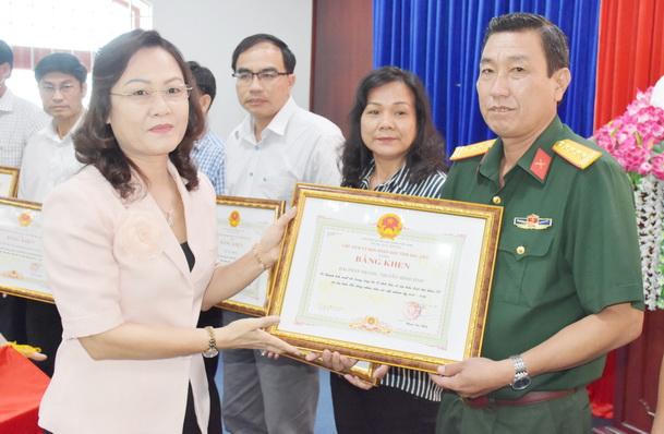 Khen thưởng cho 30 tập thể, 193 cá nhân có thành tích xuất sắc trong công tác tổ chức bầu cử 