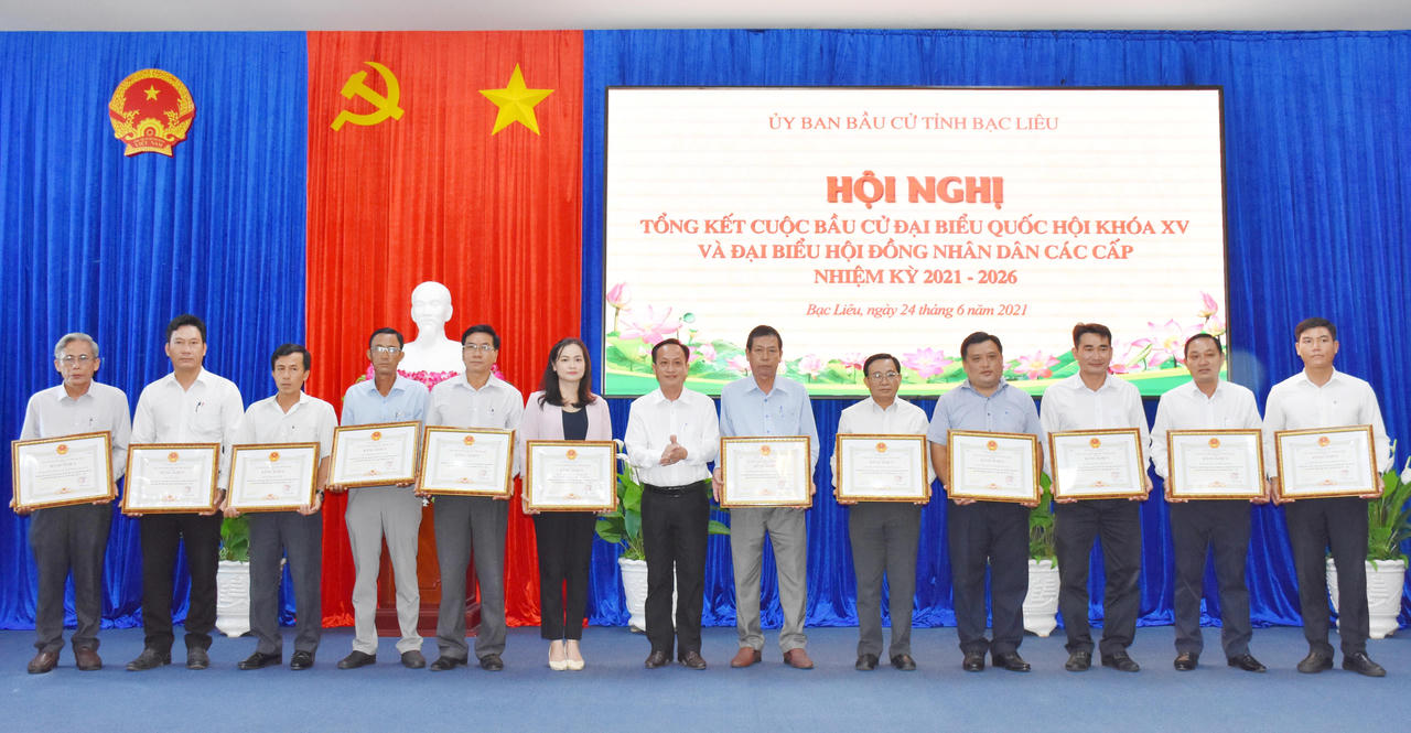 Khen thưởng cho 30 tập thể, 193 cá nhân có thành tích xuất sắc trong công tác tổ chức bầu cử 