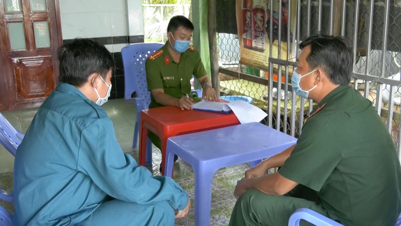 Thu gom 2 đầu đạn 105mm còn thuốc nổ suýt trở thành lọ cắm nhang