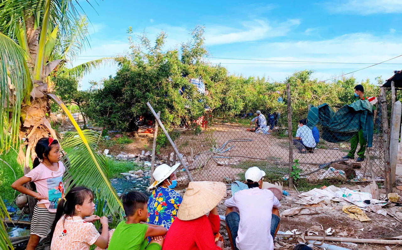 Bắt quả tang nhóm đối tượng đánh bài ăn tiền giữa vườn nhãn