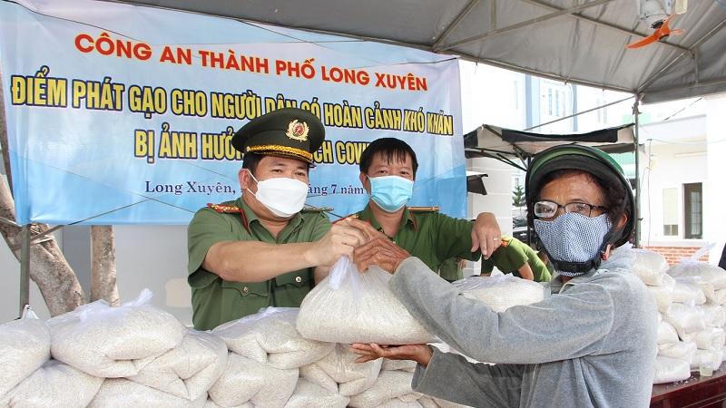 Hạt gạo nghĩa tình mùa dịch COVID-19