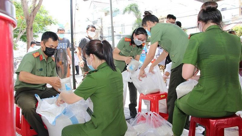 Hạt gạo nghĩa tình mùa dịch COVID-19