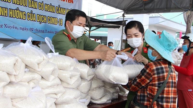 Hạt gạo nghĩa tình mùa dịch COVID-19