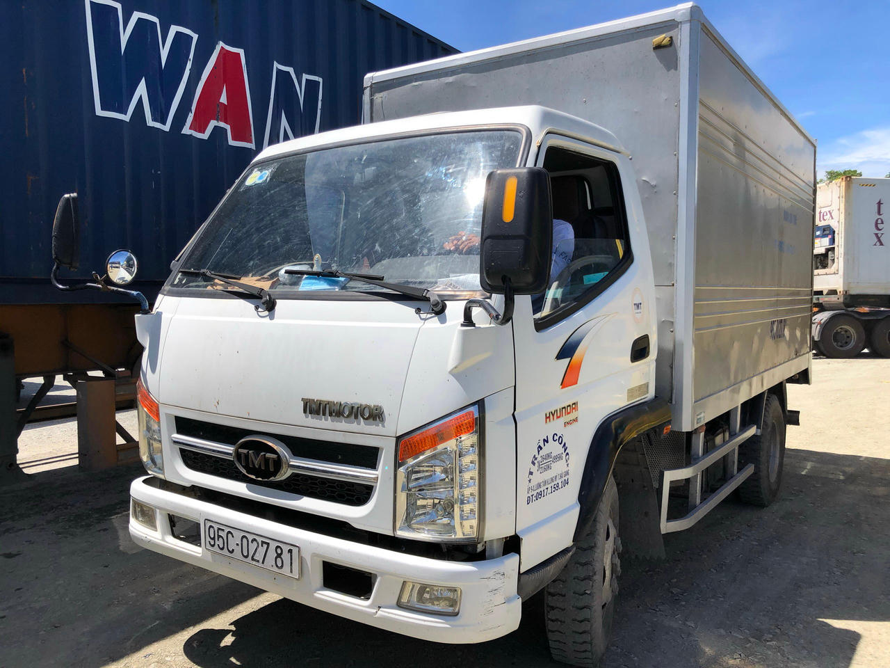 Trốn trong thùng xe tải chở trái cây để “né” chốt kiểm dịch COVID-19