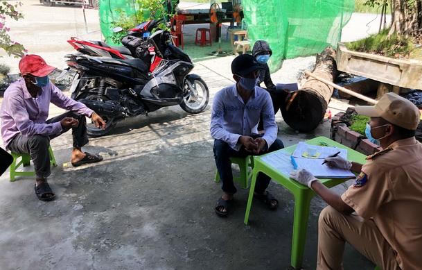 Trốn trong thùng xe tải chở trái cây để “né” chốt kiểm dịch COVID-19