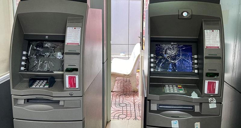 Đập bể màn hình máy ATM vì không nhận thẻ