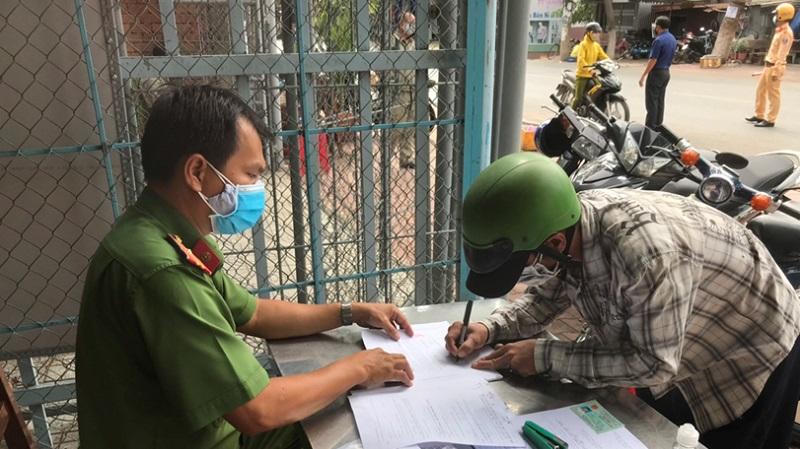 Xử phạt 233 trường hợp “ra đường trong trường hợp không cần thiết” 