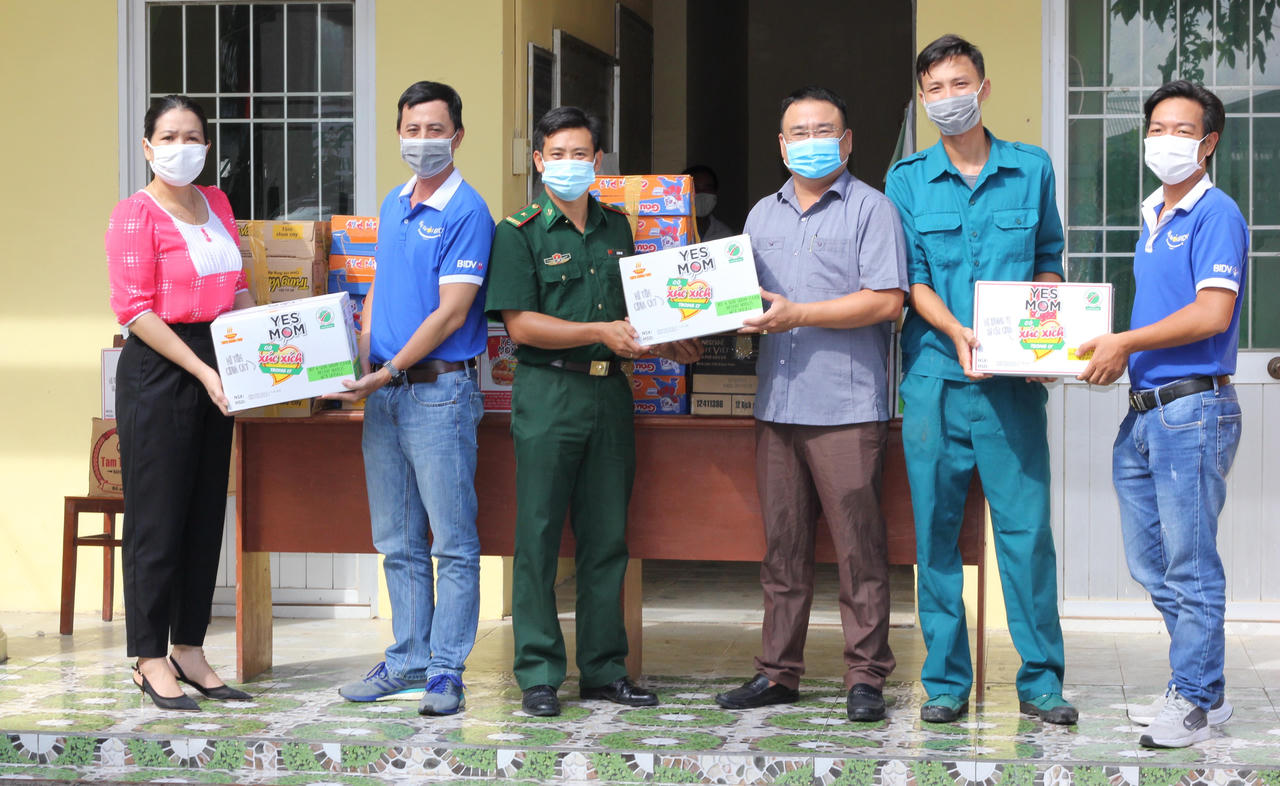 Đồng hành cùng lực lượng kiểm soát dịch bệnh COVID-19