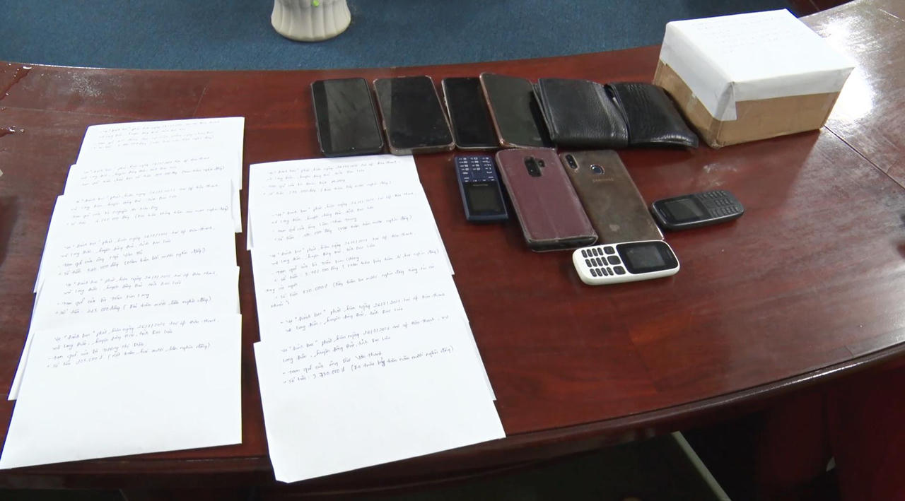 Bắt 09 đối tượng tụ tập đánh bạc ăn tiền trong thời gian giãn cách xã hội