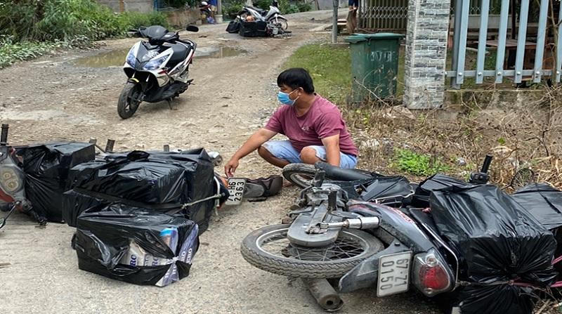 Bắt 03 xe mô tô và trên 3.900 bao thuốc lá lậu