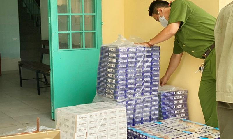 Bắt 03 xe mô tô và trên 3.900 bao thuốc lá lậu