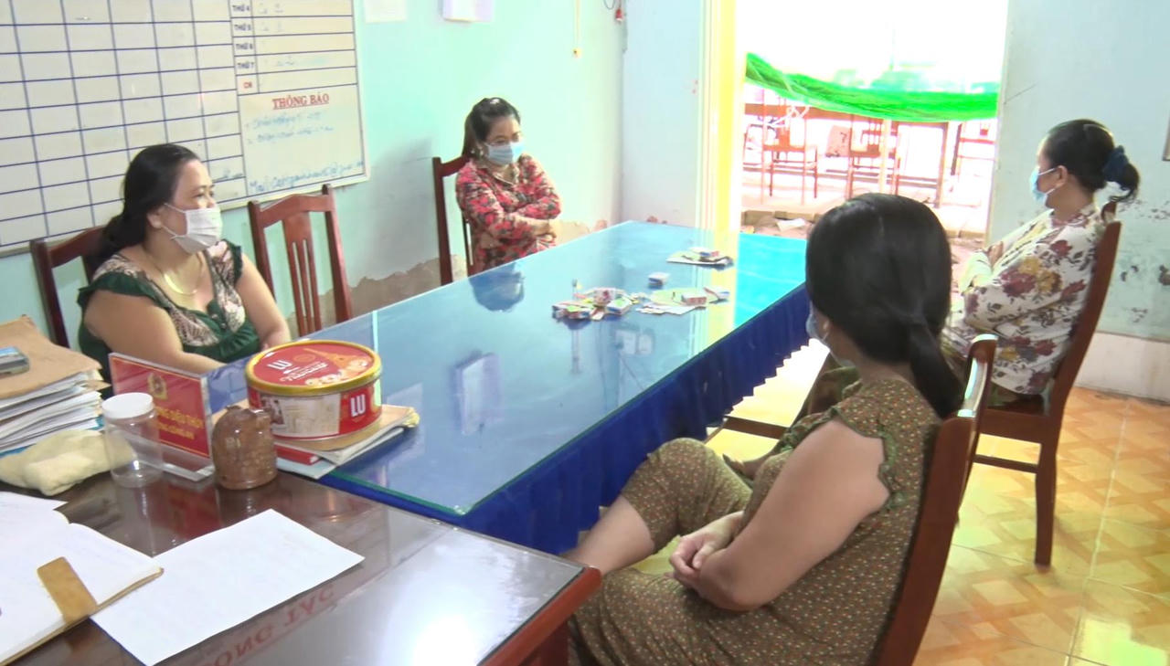4 phụ nữ đánh bài ăn tiền gây bức xúc một khu chợ ở Bạc Liêu