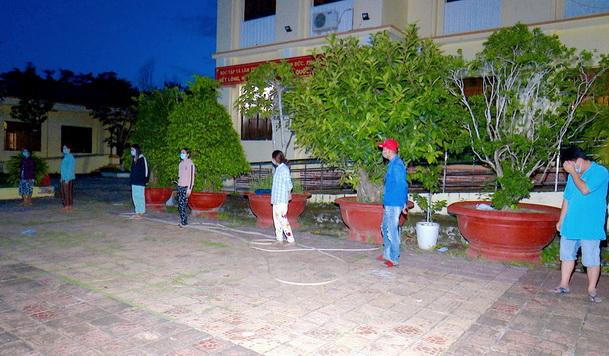 Bắt quả tang 7 đối tượng đánh bạc giữa thời điểm giãn cách