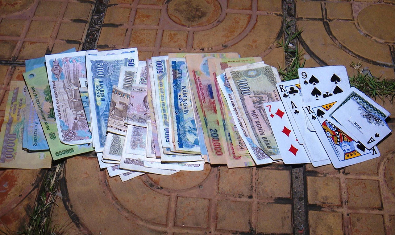 Bắt quả tang 7 đối tượng đánh bạc giữa thời điểm giãn cách