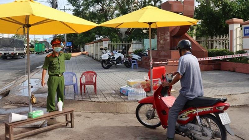 Công an An Giang làm tốt “nhiệm vụ kép” song hành với chăm lo cho người dân gặp khó khăn do dịch COVID-19