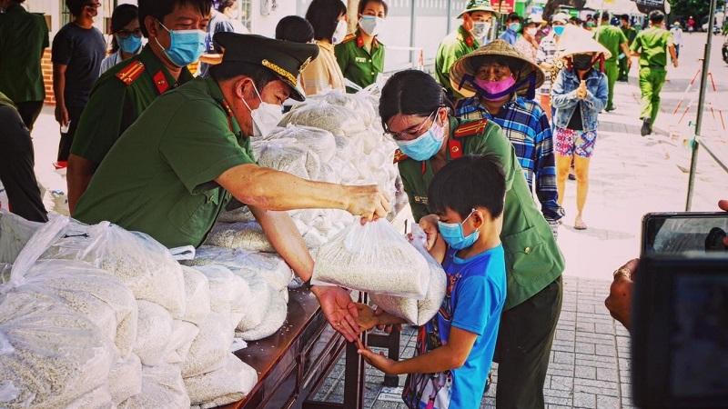 Công an An Giang làm tốt “nhiệm vụ kép” song hành với chăm lo cho người dân gặp khó khăn do dịch COVID-19
