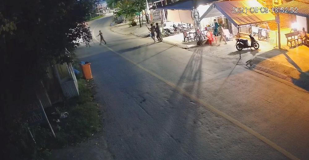 Không được đi thu tiền hụi, dùng dao tấn công lực lượng chức năng