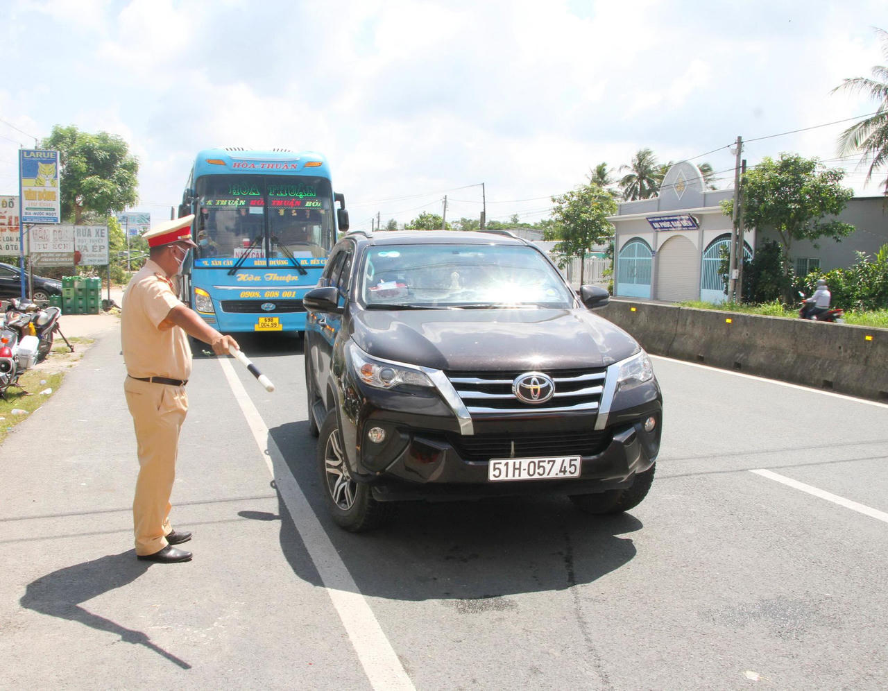 Hàng loạt địa phương kéo dài thời gian thực hiện giãn cách xã hội