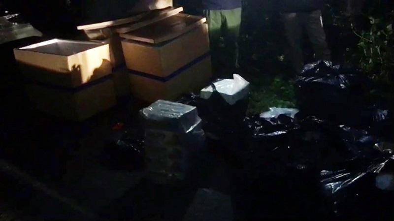 Lao xe tải chở gần 6.000 bao thuốc lá lậu xuống kênh để thoát thân