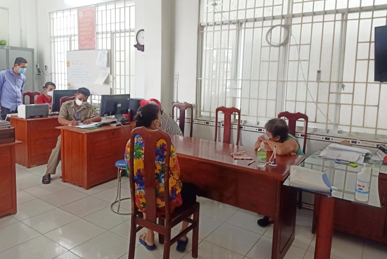 4 phụ nữ đánh bài ăn tiền bất chấp giãn cách xã hội