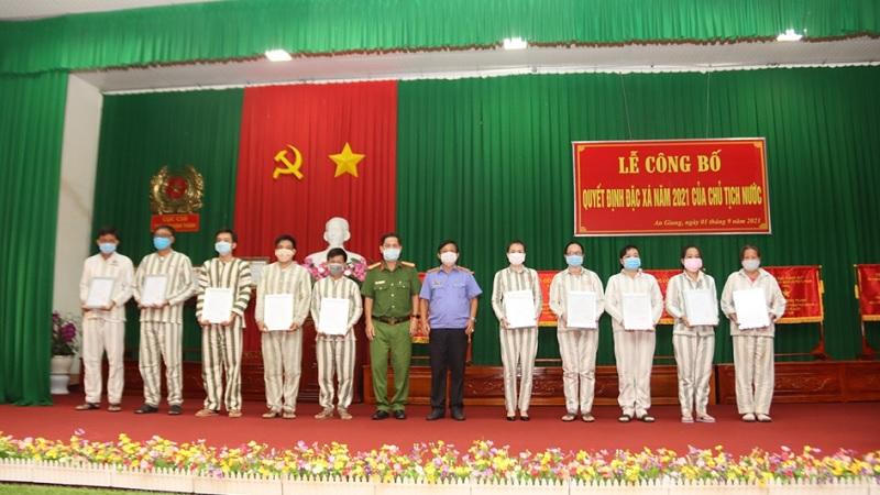 Làm ấm nẻo về cho các phạm nhân được đặc xá dịp 2/9