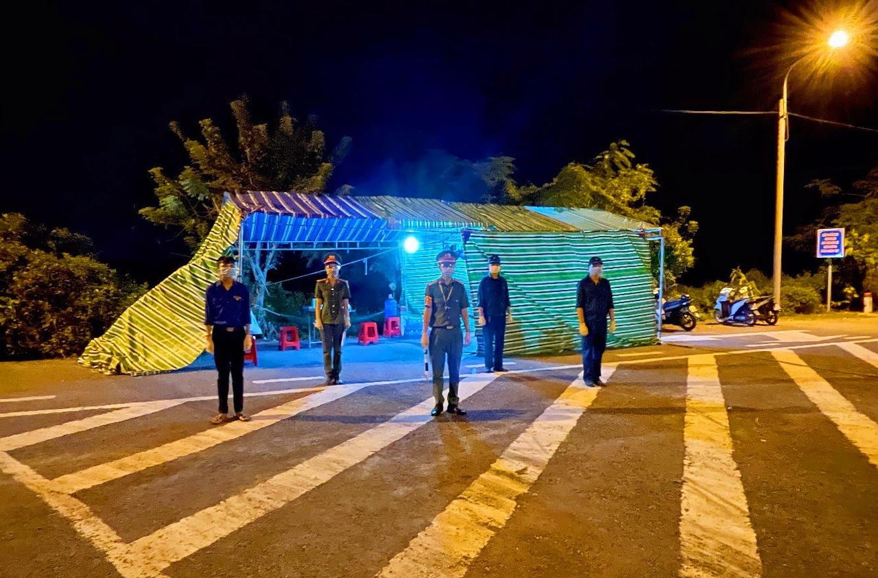 Lực lượng kiểm soát phòng, chống dịch “dầm mưa, dãi nắng” 