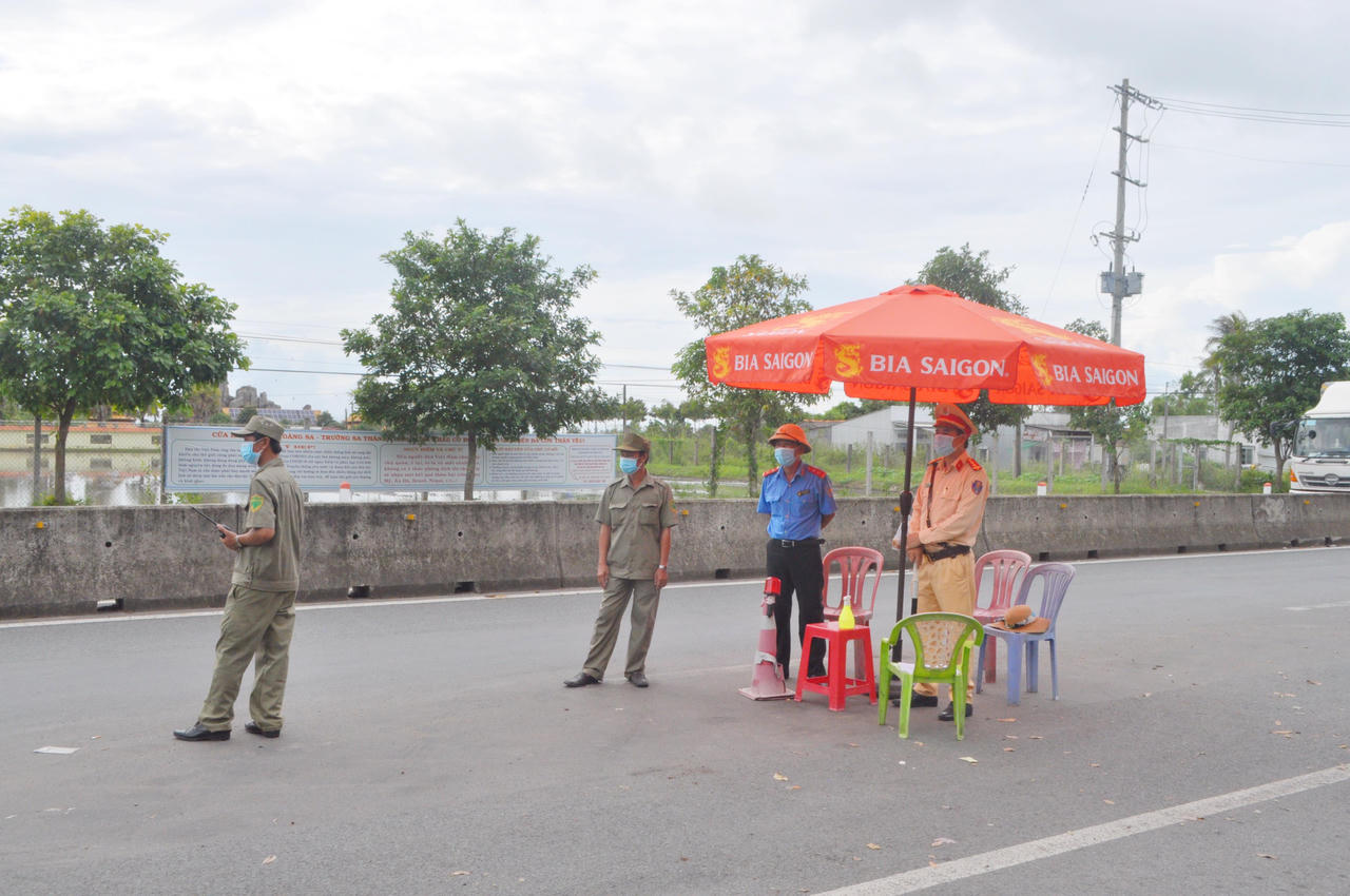 Lực lượng kiểm soát phòng, chống dịch “dầm mưa, dãi nắng” 