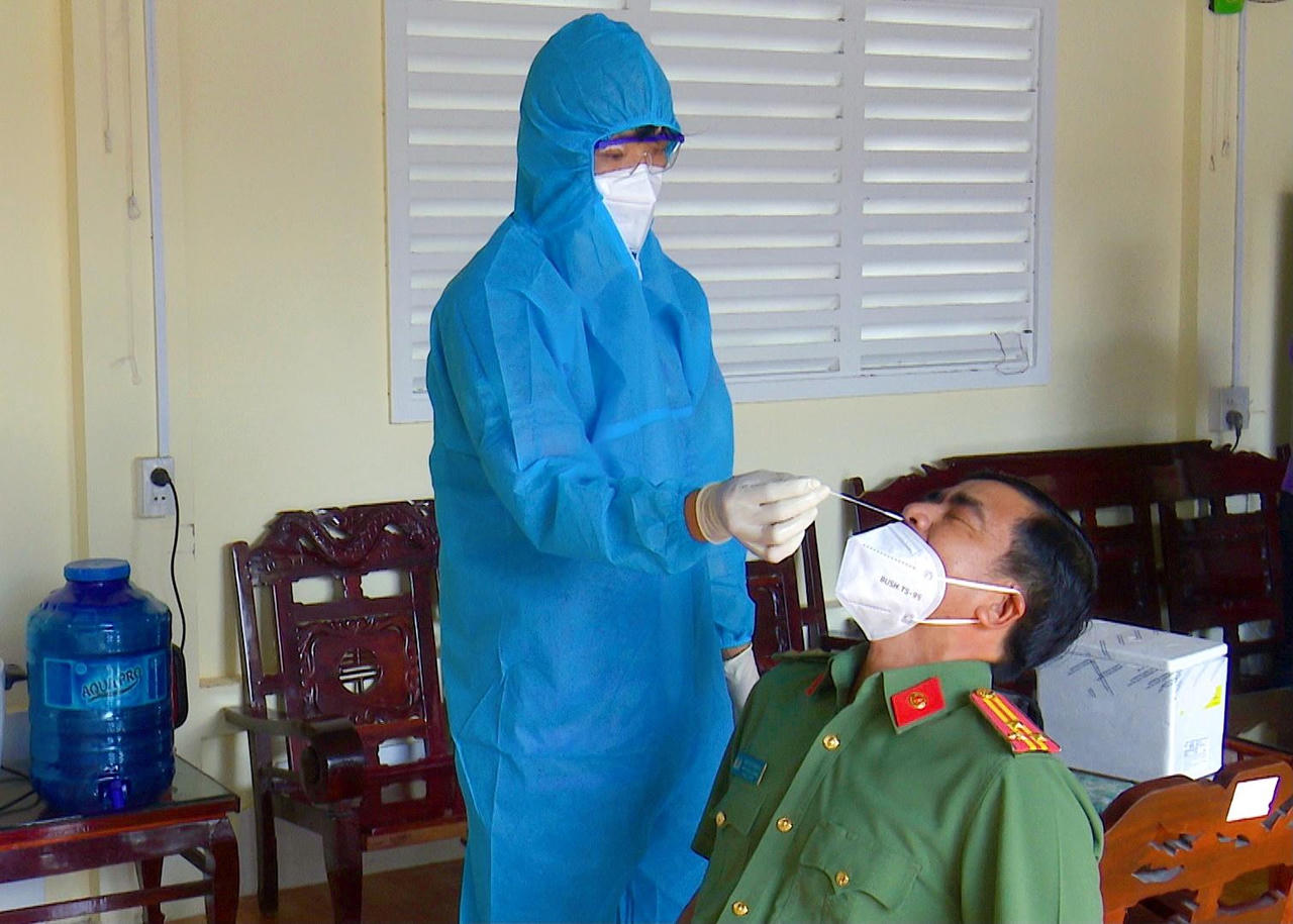 “Những chiến sĩ áo trắng” trên mặt trận phòng, chống dịch 