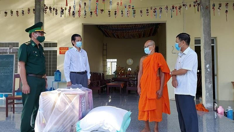 Những món quà đầy ý nghĩa của chiến sĩ Biên phòng với người dân biên giới