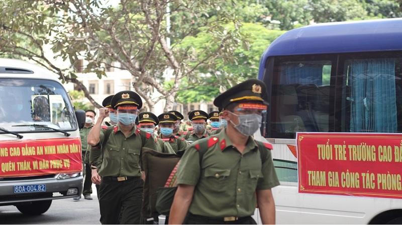 Anh công an trẻ nén nỗi đau riêng vì tuyến đầu chống dịch