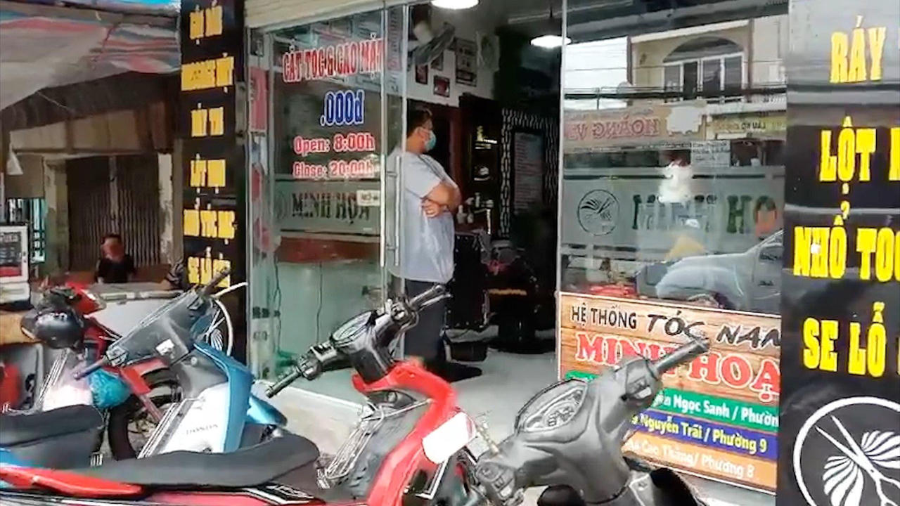 Cắt tóc cho khách trong mùa dịch, mỗi người bị phạt 7,5 triệu đồng