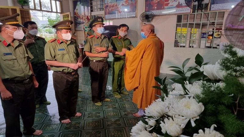 Anh công an trẻ nén nỗi đau riêng vì tuyến đầu chống dịch