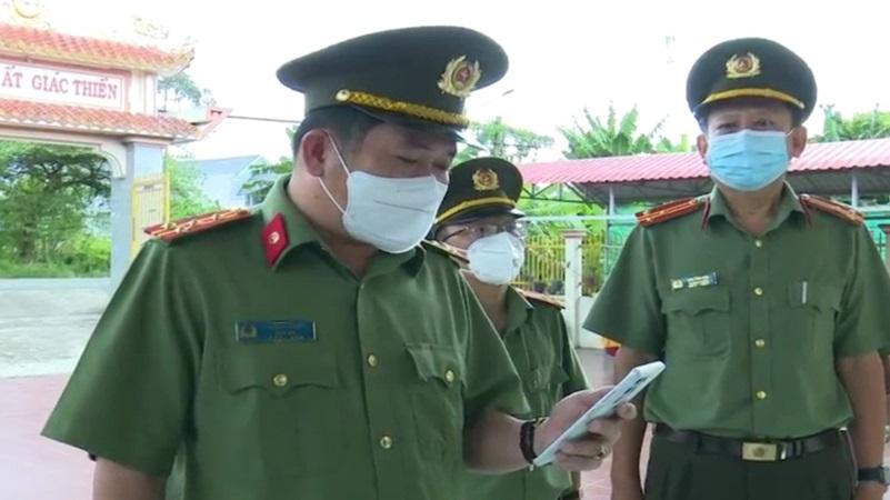 Anh công an trẻ nén nỗi đau riêng vì tuyến đầu chống dịch