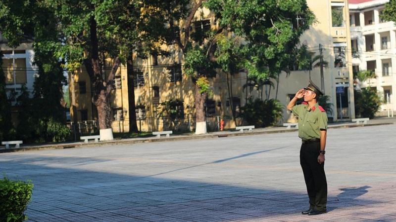 Anh công an trẻ nén nỗi đau riêng vì tuyến đầu chống dịch