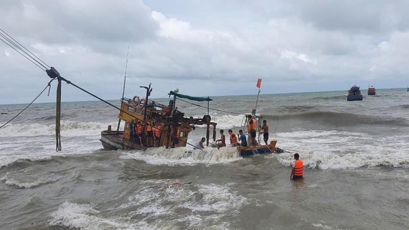 Một tàu cá bị sóng lớn đánh chìm trên biển