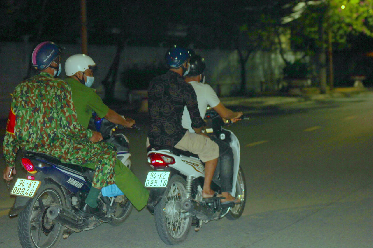 Bắt giữ hai đối tượng không có giấy đi đường sau 30 phút truy đuổi 