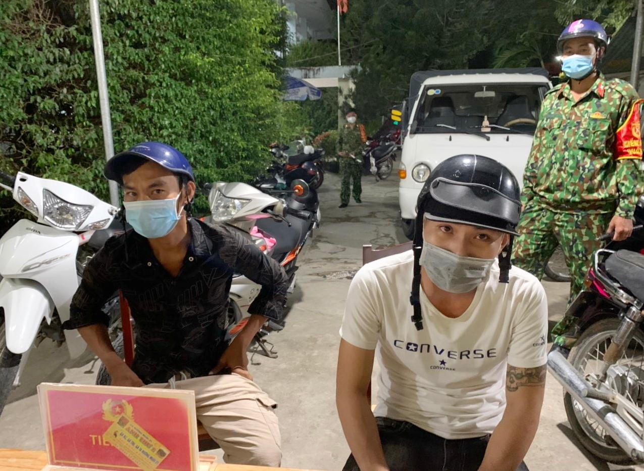 Bắt giữ hai đối tượng không có giấy đi đường sau 30 phút truy đuổi 