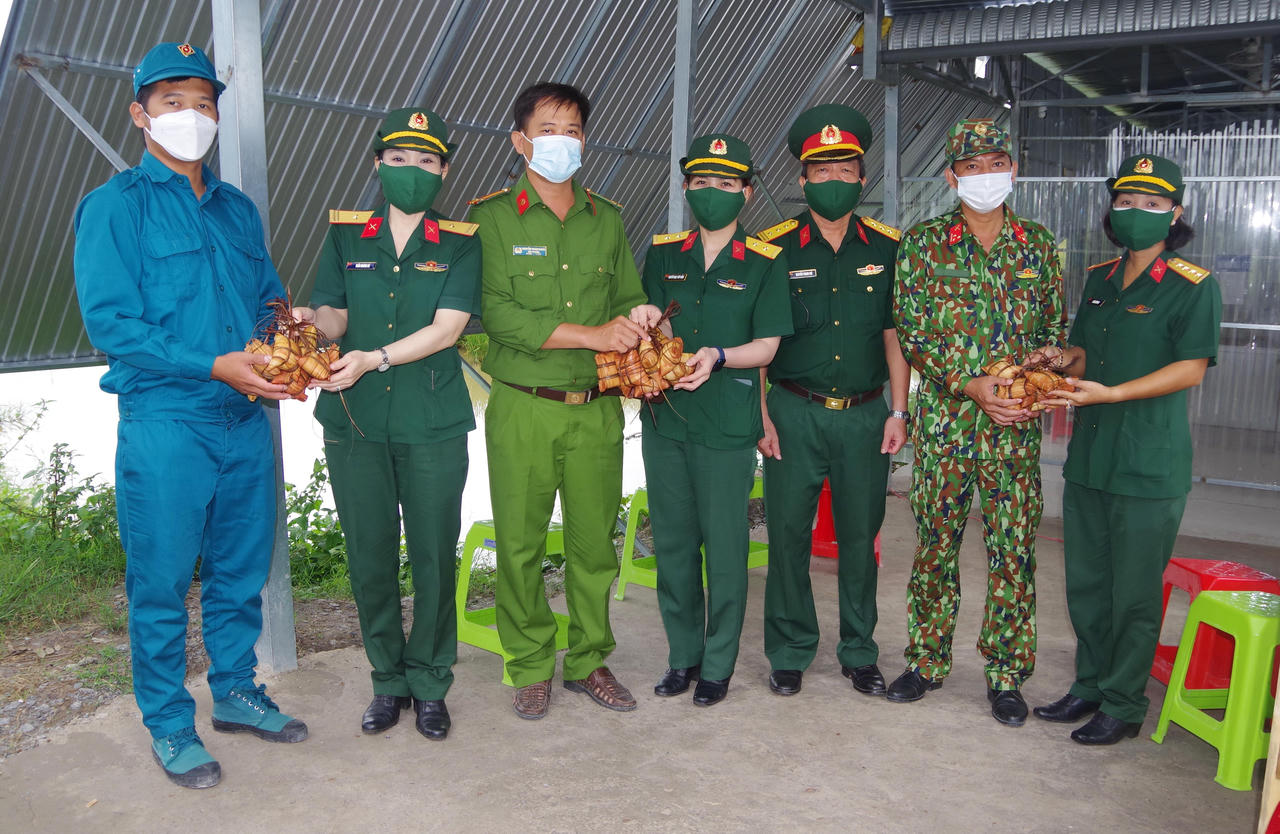 Sát cánh cùng nhân dân trên tuyến đầu chống dịch