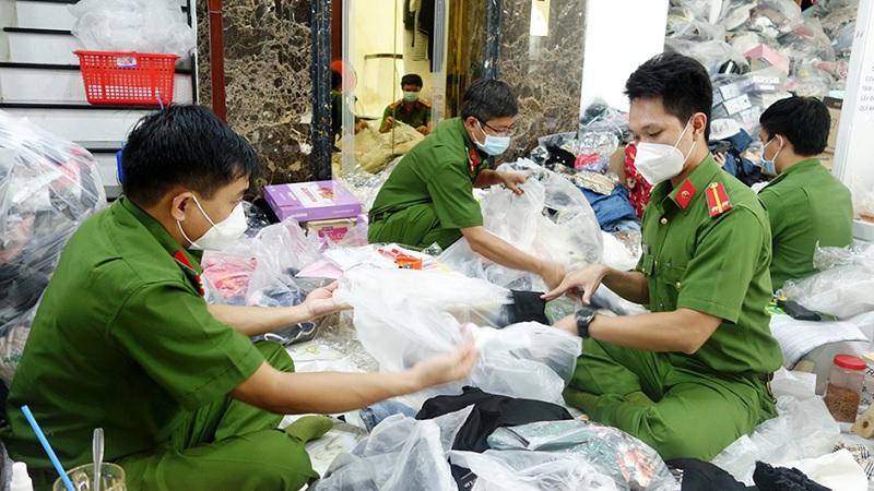 Phát hiện, tạm giữ gần 15 nghìn sản phẩm không rõ nguồn gốc