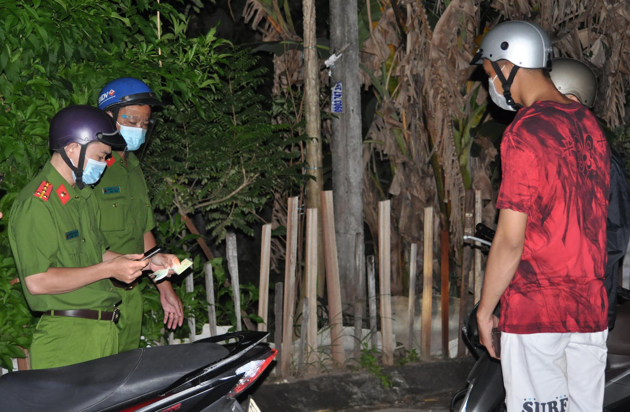 Trắng đêm cùng lực lượng tuần tra, kiểm soát chống dịch, phòng ngừa tội phạm