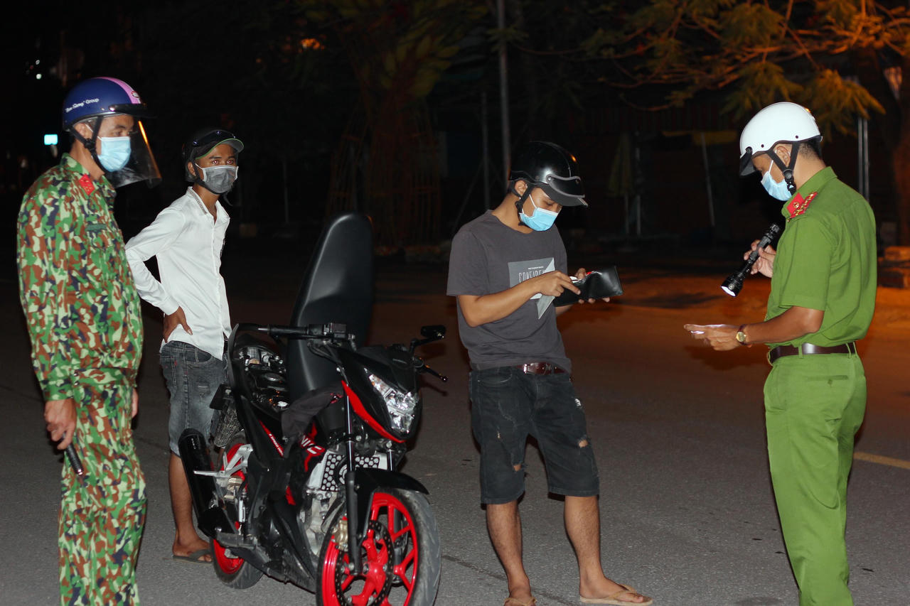 Trắng đêm cùng lực lượng tuần tra, kiểm soát chống dịch, phòng ngừa tội phạm