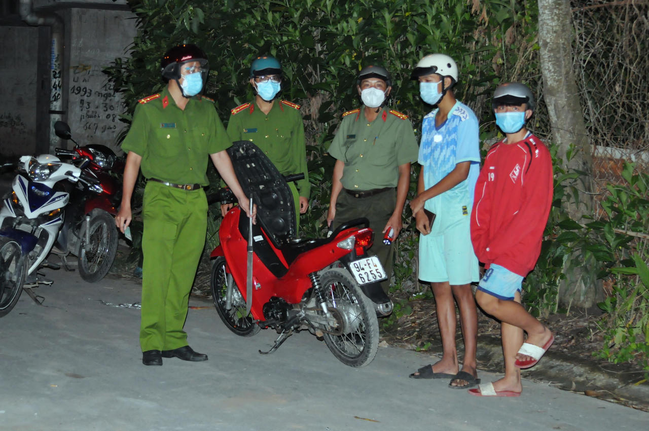 Trắng đêm cùng lực lượng tuần tra, kiểm soát chống dịch, phòng ngừa tội phạm