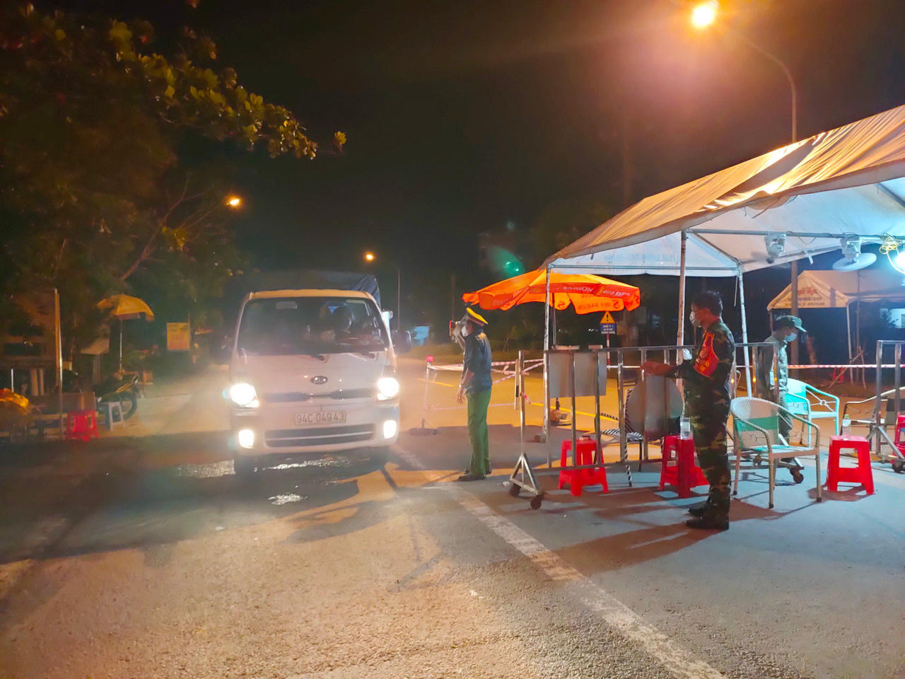 Trắng đêm cùng lực lượng tuần tra, kiểm soát chống dịch, phòng ngừa tội phạm