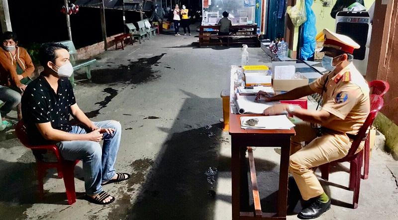 Dùng xe cứu thương chở thuê người từ vùng dịch về quê