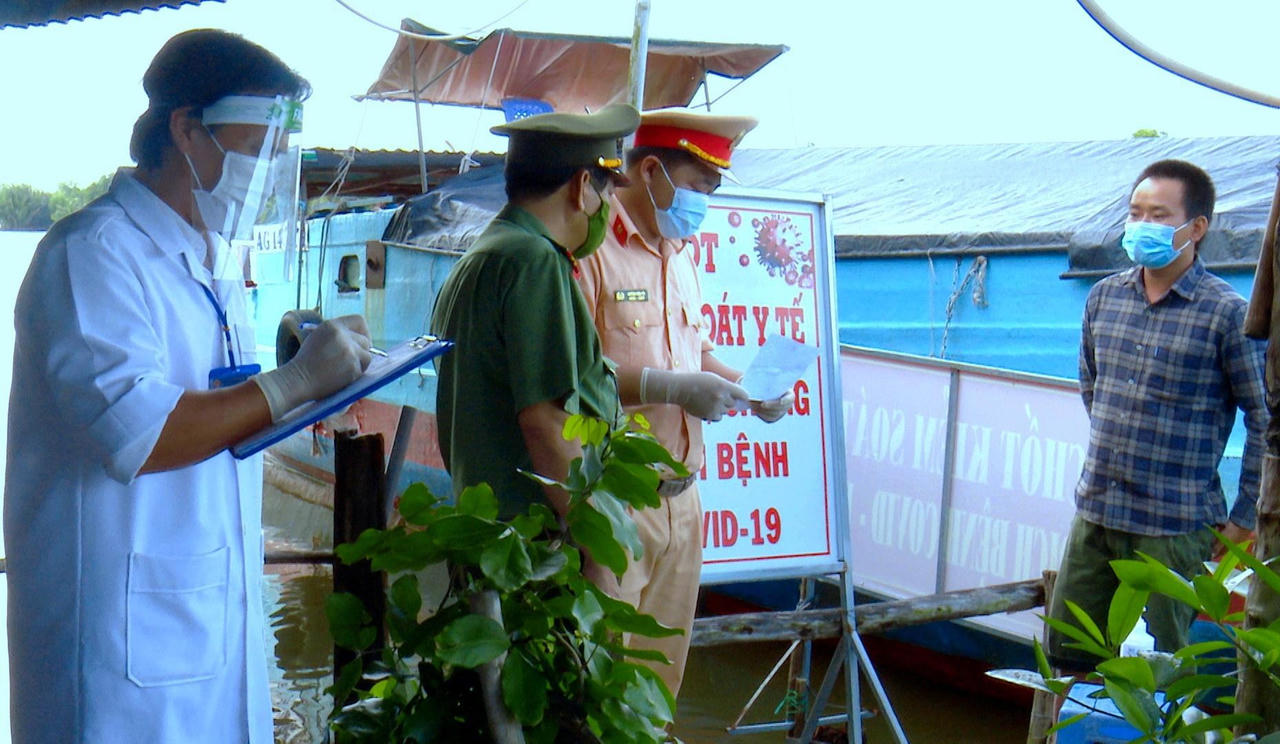 “Cuộc chiến” chống dịch ở vùng sông nước 