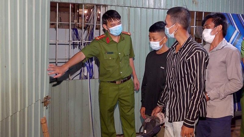 Rủ nhau đột nhập quán cà phê lấy trộm ghế nhựa