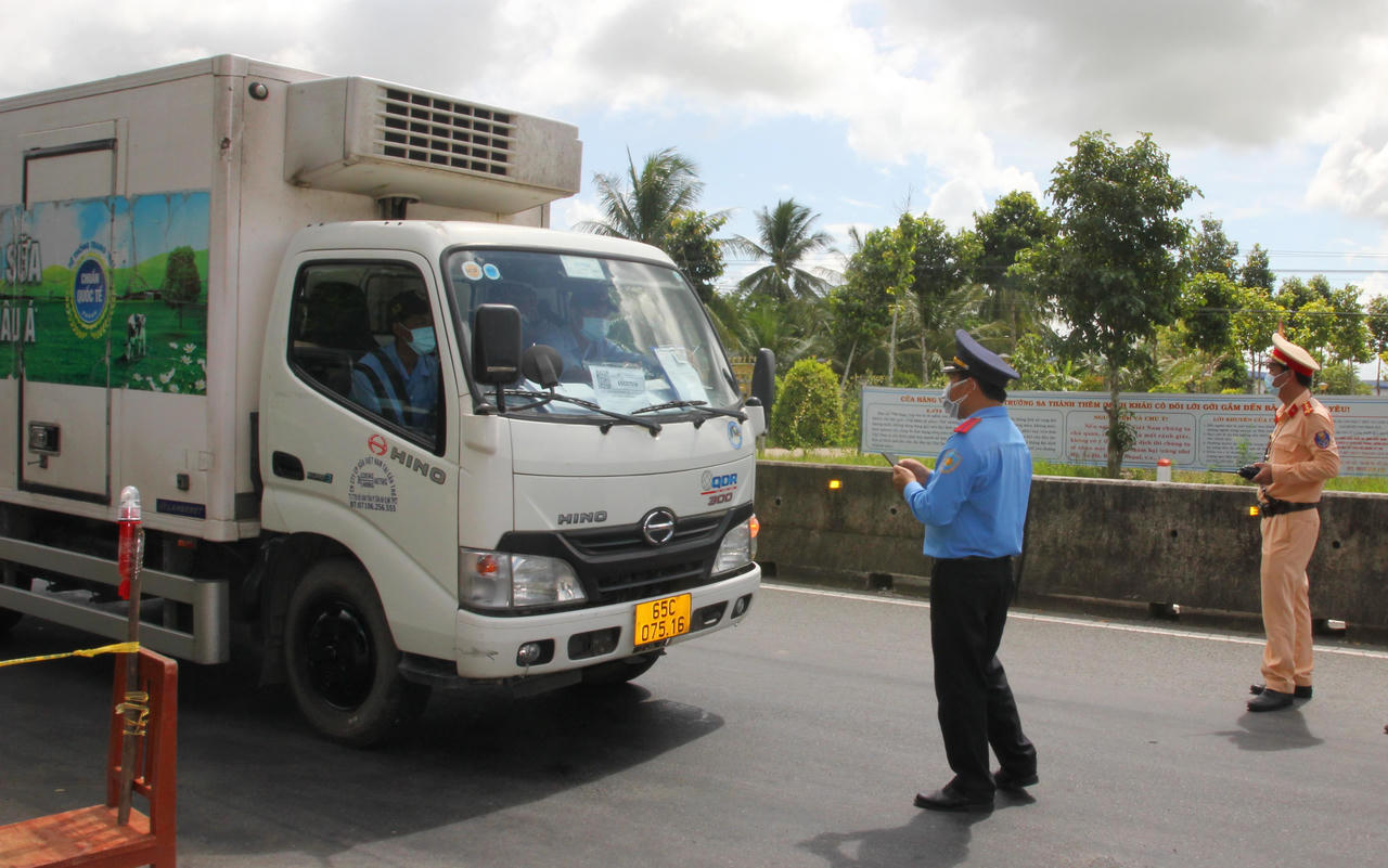 Lực lượng CSGT đường bộ Bạc Liêu “cắm chốt” vượt nắng, thắng mưa chống dịch